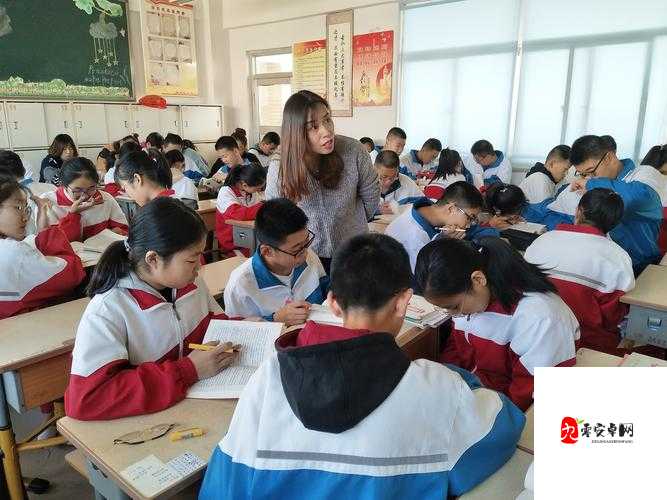 游泳馆里的两个教练孟月月:她们的教学风采与独特魅力