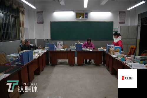 老师办公室就在我们教室隔壁,你知道吗?