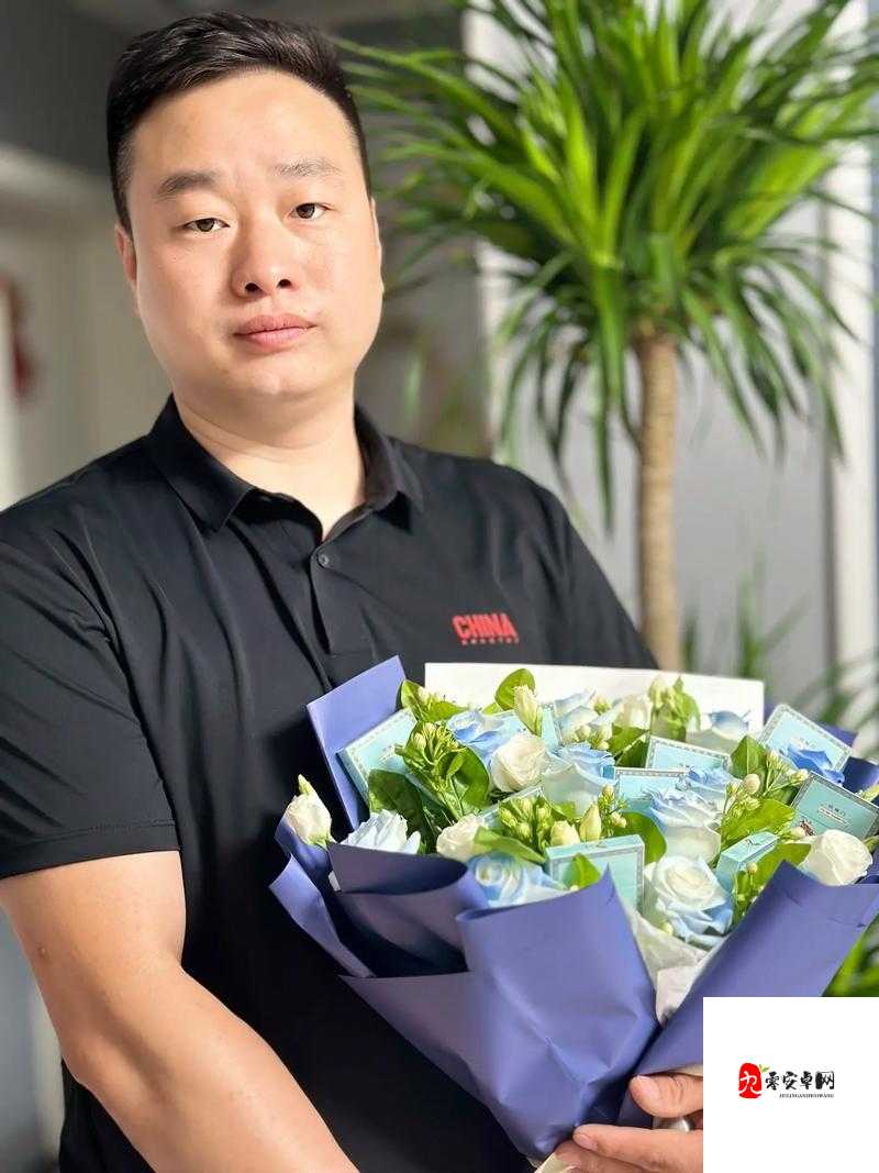 女儿给船上父亲送饭:一份充满爱与关怀的亲情传递