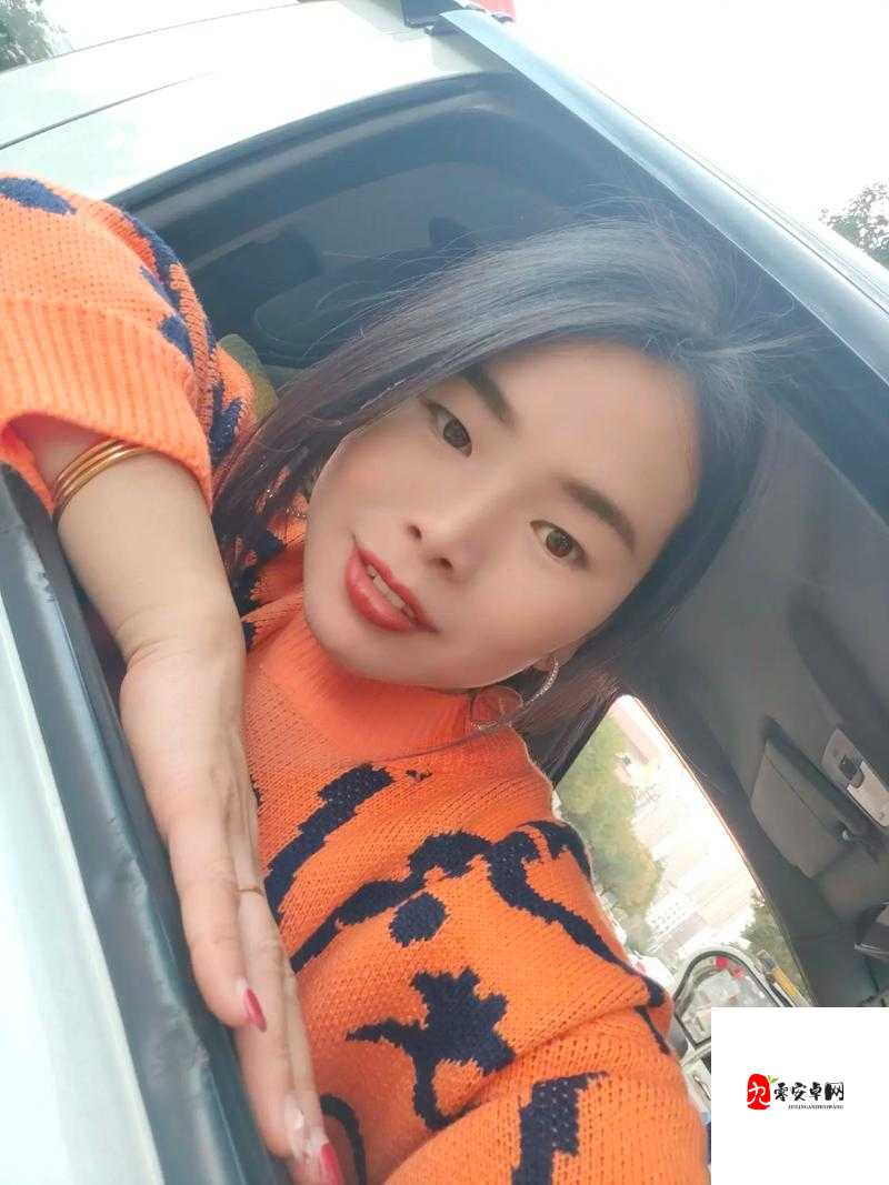 打扑克的男女:一场充满智慧与策略的牌桌较量