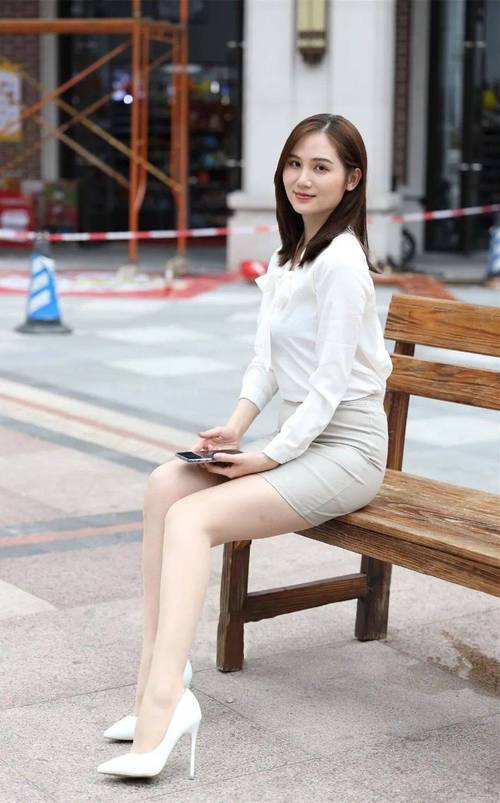 探索美女www的时尚魅力:揭秘当下最受欢迎的穿搭风格与美容秘诀