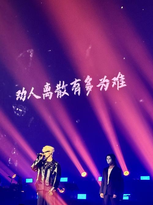 抖音热曲揭秘,那句我怕控制不住就会给你拥抱背后的情感共鸣